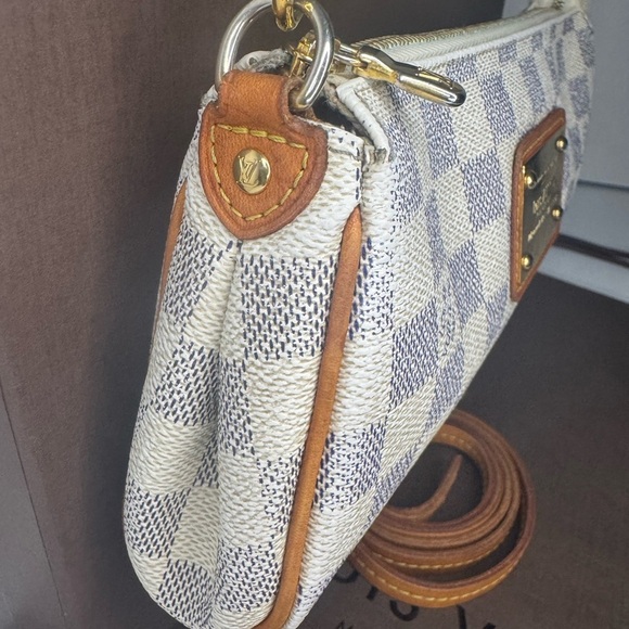 Louis Vuitton Eva Clutch with Checkered Pattern and Leather Trim - Picture 5 of 14